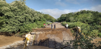 Colapsa puente en comunidad El Rodeo y afecta la circulación en Tierra Caliente
