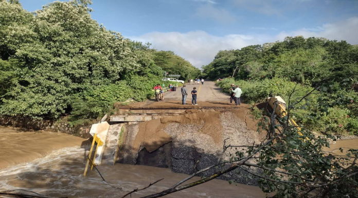 Colapsa puente en comunidad El Rodeo y afecta la circulación en Tierra Caliente