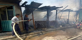 Arde domicilio de madera en Zitácuaro