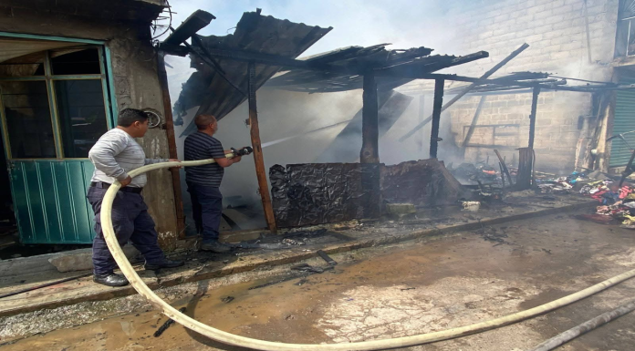 Arde domicilio de madera en Zitácuaro