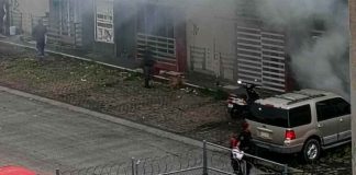 Se incendia el área del motor de una camioneta en Camponubes, Morelia