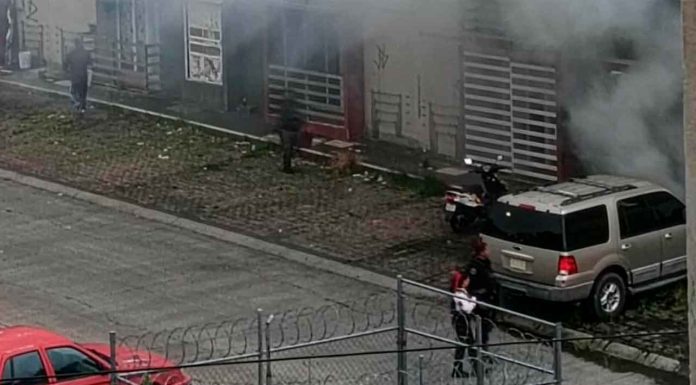 Se incendia el área del motor de una camioneta en Camponubes, Morelia