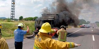 Camión limonero arde en llamas, sobre la carretera Apatzingán – Cuatro Caminos