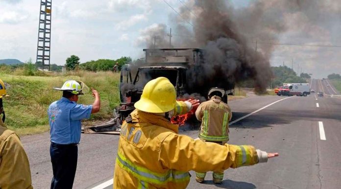 Camión limonero arde en llamas, sobre la carretera Apatzingán – Cuatro Caminos