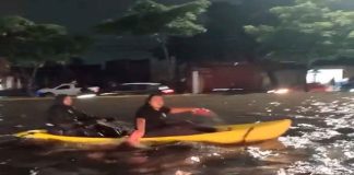 #VIDEO || Navegan una inundación en kayak… ¡remando con crocs!