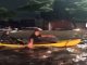 #VIDEO || Navegan una inundación en kayak… ¡remando con crocs!