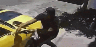 #VIDEO | Delincuente roba espejo de auto, captado por cámaras de vigilancia