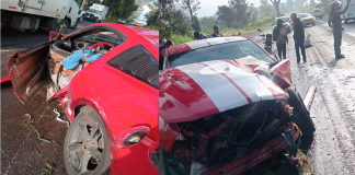 Mustang acaba destrozado tras chocar contra un árbol en la salida a Quiroga