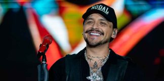 Pese a la lluvia, Christian Nodal le canta a Morelia