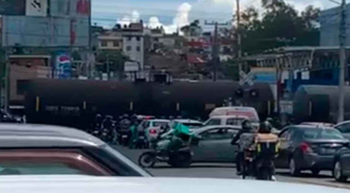 Motociclista es embestido por automovilista en la Av. Morelos Norte de Morelia