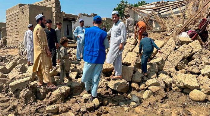 Al menos 800 muertos y 2.500 heridos tras terremoto en Afganistán