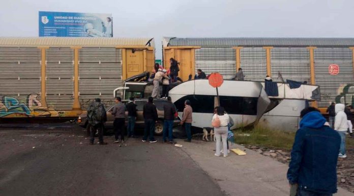 #VIDEO||Tragedia en Atlacomulco: tren arrolla autobús, hay 8 mu3rt0s y 45 her1d0s