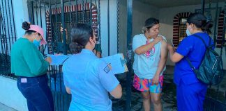 Casa por casa, brigada de vacunación busca inmunizar a toda la población: Moisés Navarro