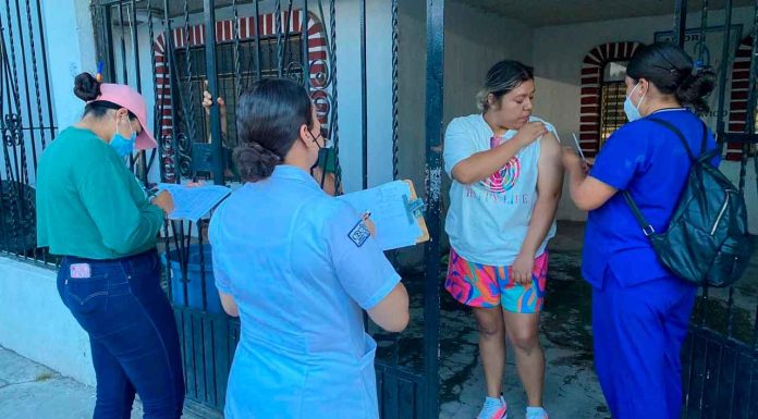 Casa por casa, brigada de vacunación busca inmunizar a toda la población: Moisés Navarro