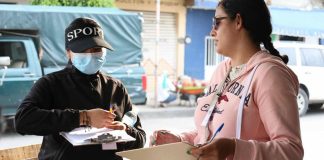 Casa por casa, brigada de vacunación busca inmunizar a toda la población: Moisés Navarro