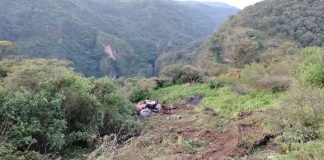 Se desbarranca camión cisterna en la Villa Madero-Nocupétaro; chofer queda herido