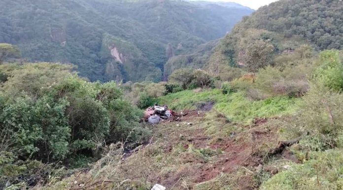 Se desbarranca camión cisterna en la Villa Madero-Nocupétaro; chofer queda herido
