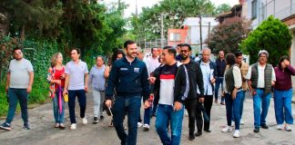 Yankel Benítez escucha y atiende a vecinos de la colonia Mariano Michelena