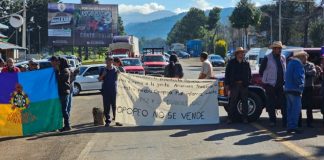 Pueblos indígenas bloquean carreteras en Michoacán por la jornada de la dignidad y autonomía