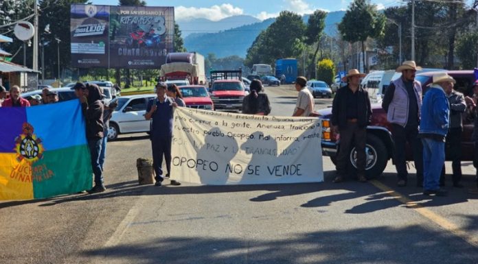 Pueblos indígenas bloquean carreteras en Michoacán por la jornada de la dignidad y autonomía
