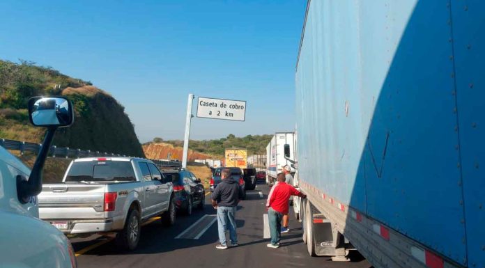 Más de 15 horas atrapados en la México–Guadalajara: familias sin agua ni comida en pleno bloqueo
