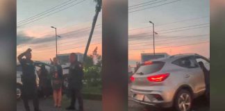 Camioneta choca contra árbol y poste metálico en Av. Madero Poniente de Morelia