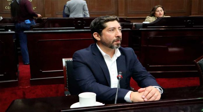 A propuesta de Abraham Espinoza, Congreso llama a reforzar la justicia económica y proteger los derechos del consumidor