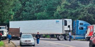 Bloquean carretera Uruapan-Los Reyes tras detención de Jefe de Tenencia en San Lorenzo