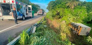 Camión sale del camino en la autopista Siglo XXI; conductor resulta ileso