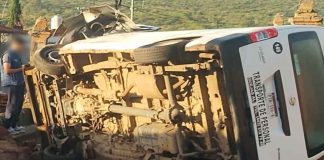 Choca vehículo de transporte de personal contra objeto fijo y vuelca, en Tacícuaro