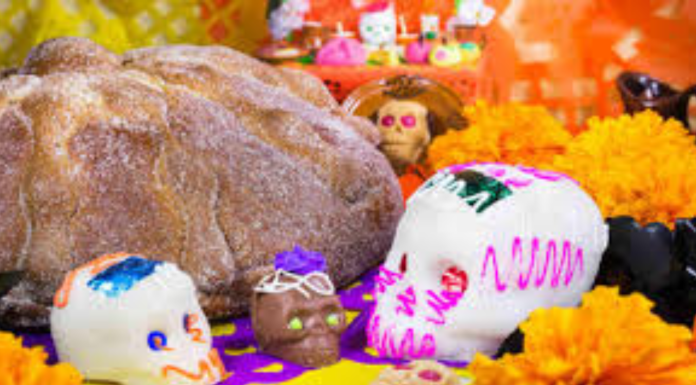 Pan, flor y papel picado: los símbolos esenciales que dan vida y significado al altar