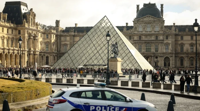 Dos detenidos tras el espectacular robo de joyas en el Louvre de París