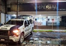 Delincuentes ejecutan a un hombre y se enfrentan contra policías; hay dos oficiales heridos, en Uruapan