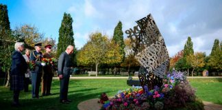 El rey Carlos III inaugura el primer monumento nacional en honor a los veteranos LGBT+ de las fuerzas armadas del Reino Unido