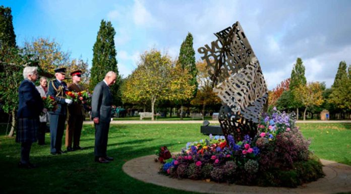 El rey Carlos III inaugura el primer monumento nacional en honor a los veteranos LGBT+ de las fuerzas armadas del Reino Unido