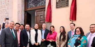 Develan placa en la biblioteca del Congreso del Estado con el nombre de “Luis González y González