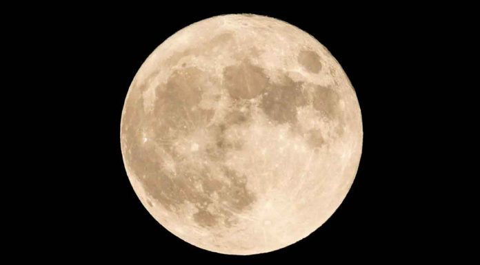 “Octubre y su luna dorada: un suspiro que ilumina el alma”