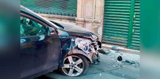 Auto choca contra un inmueble en el Centro Histórico de Morelia