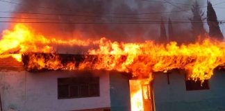 Incendio consume una vivienda en el Centro de Paracho; no hubo heridos
