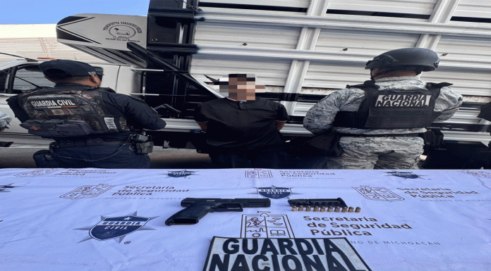 SSP aseguran a hombre con arma y presunto combustible ilegal