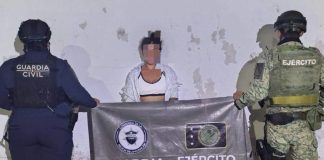 Detienen a mujer con droga y equipo de radiocomunicación en el Tianguis Limonero de Apatzingán