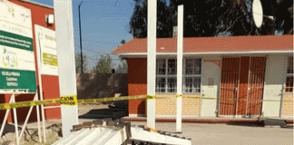 Tragedia en escuela de San Pedro: niño de seis años muere tras caerle polín metálico