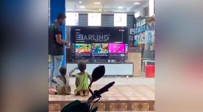 #VIDEO || Pequeños momentos de alegría: en esta tienda, los niños de la calle eligen qué ver en la tele