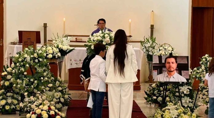 Amigos y familiares despiden a Bernardo Bravo