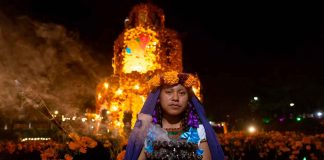 Urandén da inicio a la celebración de Noche de Muertos con la mágica iluminación de sus canales