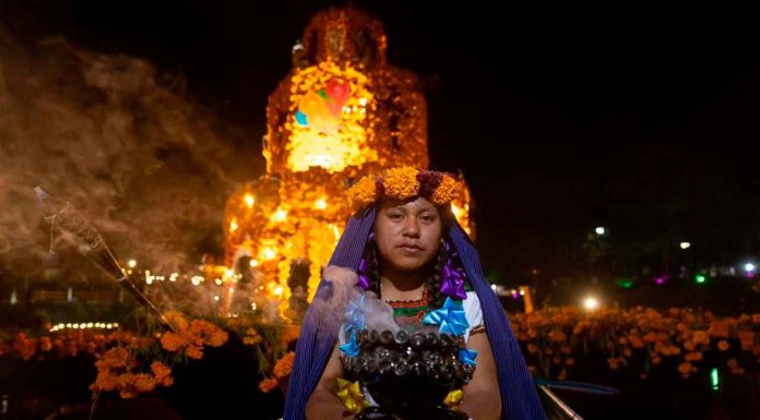 Urandén da inicio a la celebración de Noche de Muertos con la mágica iluminación de sus canales