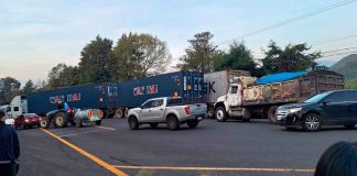 Comuneros bloquean la carretera Uruapan-Paracho, en la desviación a Los Reyes
