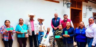 Julio Arreola entrega visas del programa “Peces Blancos” a adultos mayores de Pátzcuaro