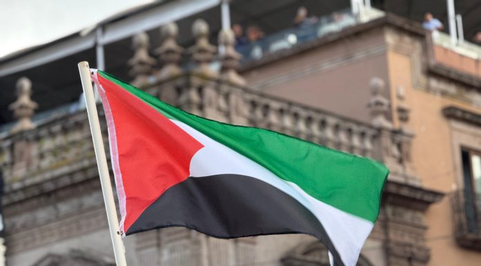 Manifestantes irrumpen en el Festival Internacional de Cine de Morelia exigiendo el fin de relaciones con Israel