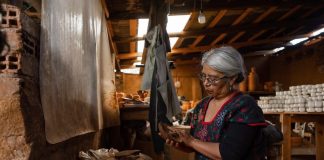 Aprende del arte del barro blanco en esta Semana de Celebración de Noche de Muertos